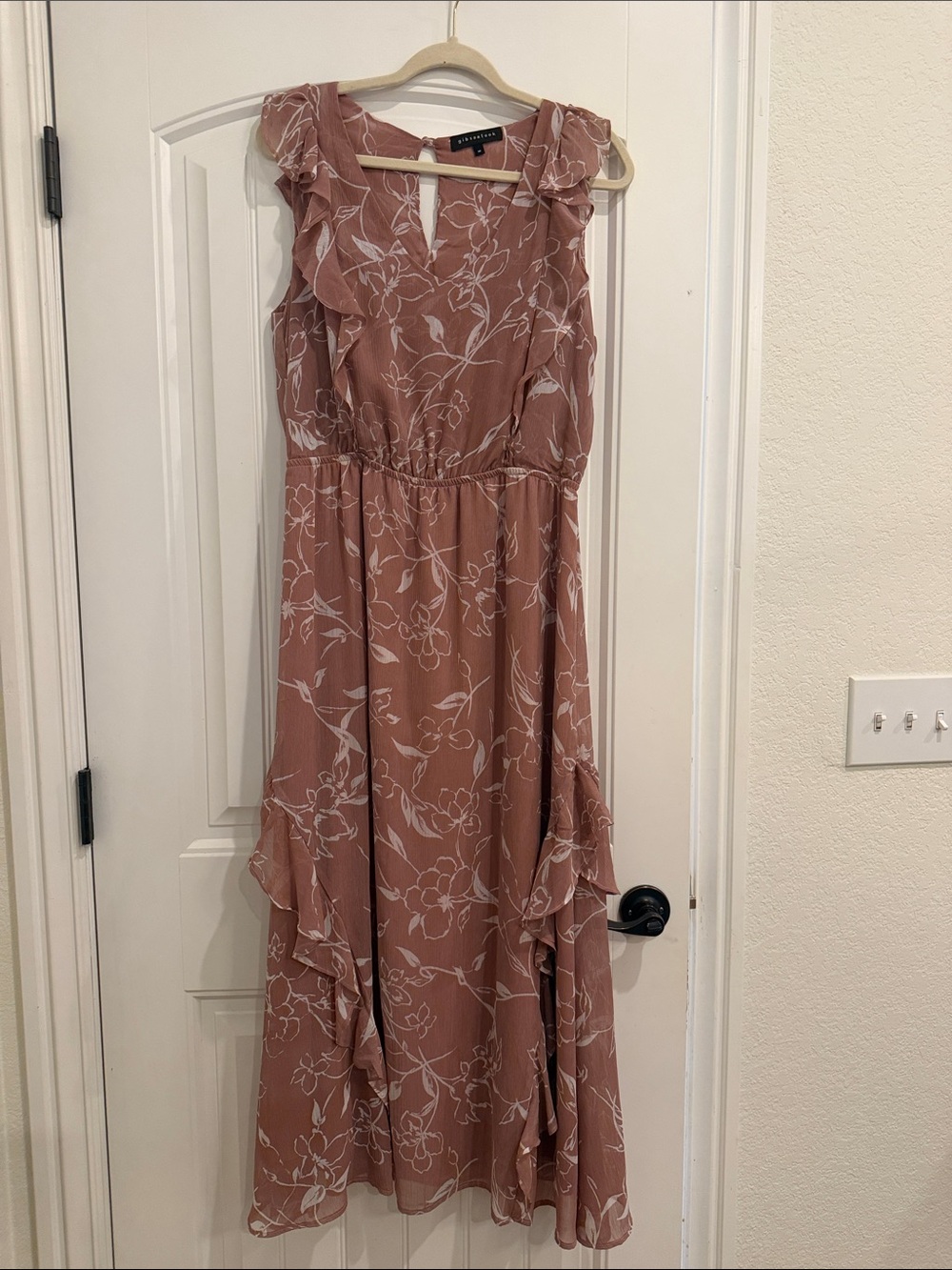 Gibsonlook Ruffle-Trim Maxi Dress in Dusty Rose with White Floral Print